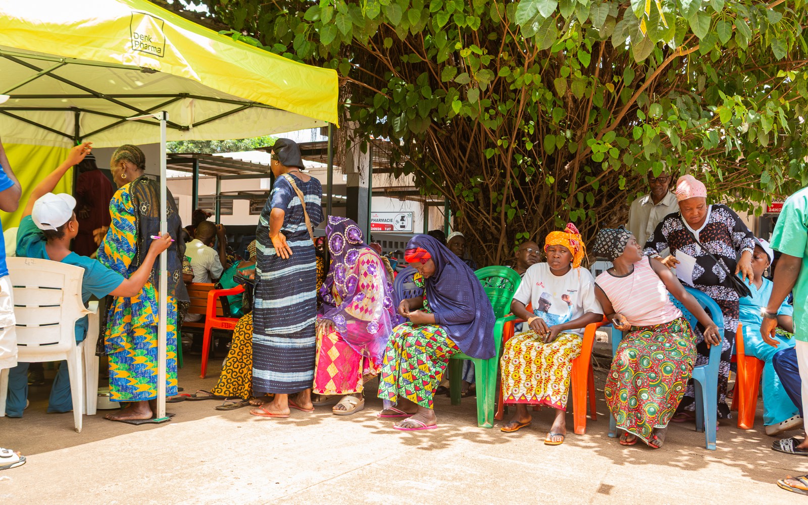 Des femmes des communautés riveraines attendent leur tour pour les consultations médicales lors d'une journée de dépistage