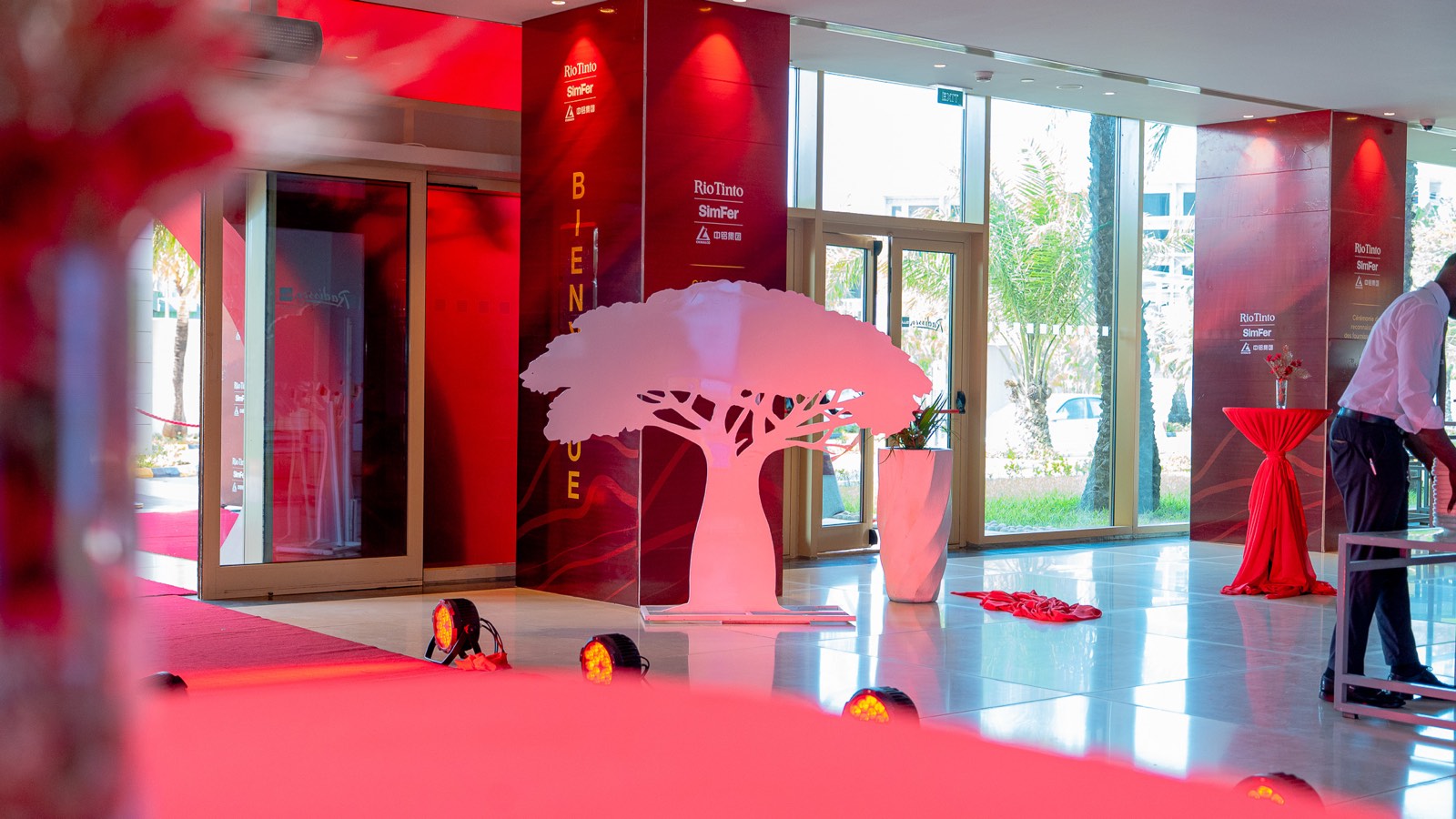 Espace d’accueil à l’hôtel Radisson Blu, aux couleurs des Simandou Supplier Recognition Awards