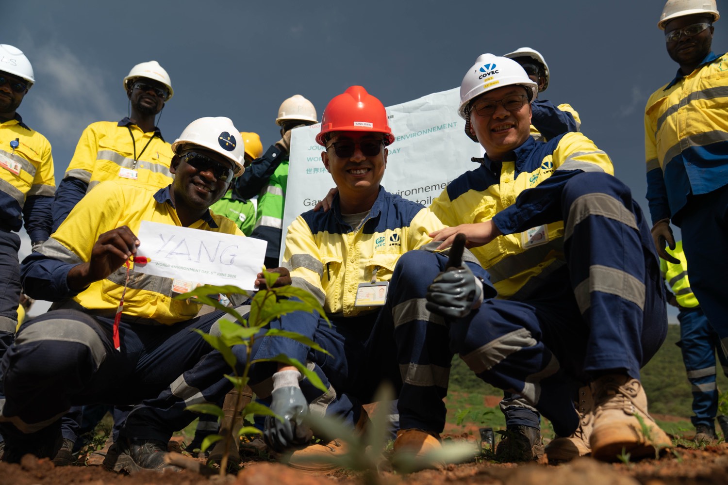Des partenaires du projet Simandou participent à la plantation d'arbres pour la Journée mondiale de l'environnement