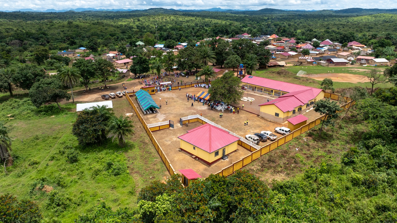 Vue aérienne de l’une des nouvelles écoles construites dans la région de Beyla