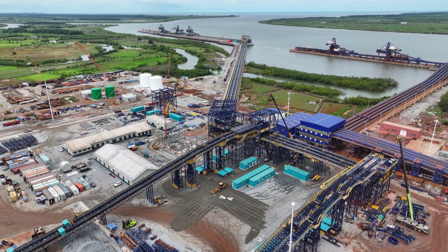 Vue aérienne des installations portuaires de SimFer à Morebaya